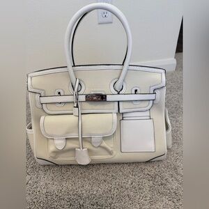 Inspired B CARGO bag size 35 in cream and white. White leather & cream canvas